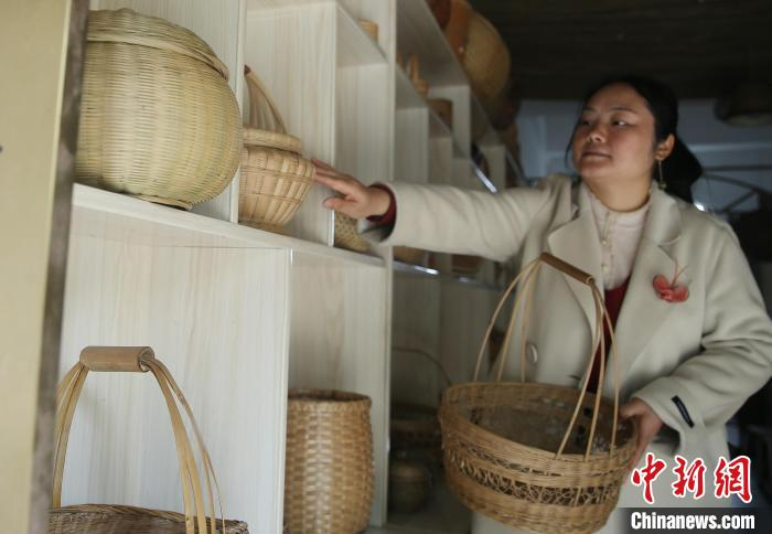图为袁朝秀整理待售的立体竹编作品。黄兴鸿 摄