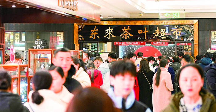 　　▲顾客在胖东来时代广场店茶叶超市门口排队（3 月 6 日摄）。本组图片均由新华每日电讯记者 刘振坤 摄