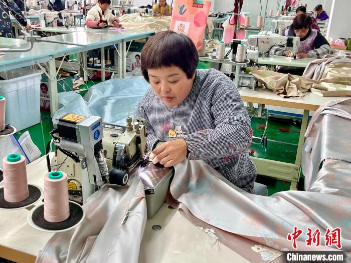 许村一汉服工厂内,工人正在赶制马面裙.黄彦君 摄