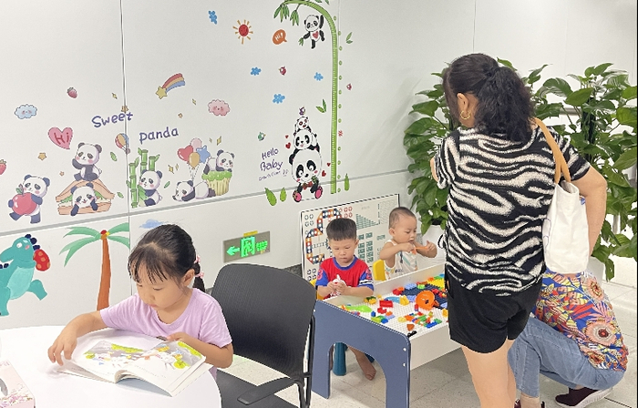 松岗地铁站纳凉区。