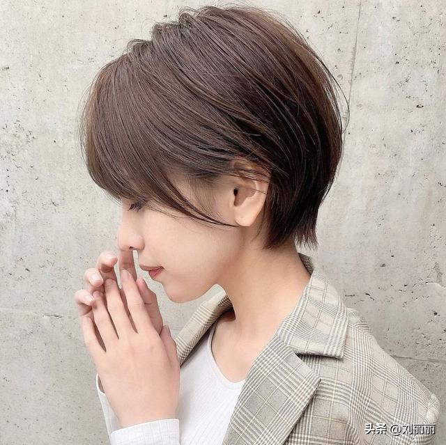 今年流行"四好"层次短发,立体蓬松很精致,适合大多数女性|短发|发型