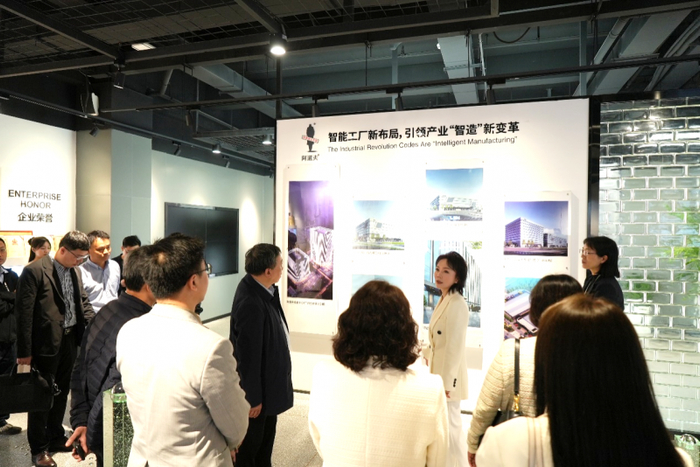 （访问人员参观阿道夫科研创新实验室）