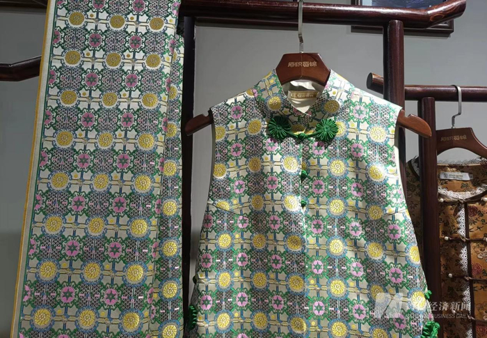 原织蜀锦开发的蜀锦服饰和围巾“葵花八达晕” 图片来源：每经记者 丁舟洋 摄