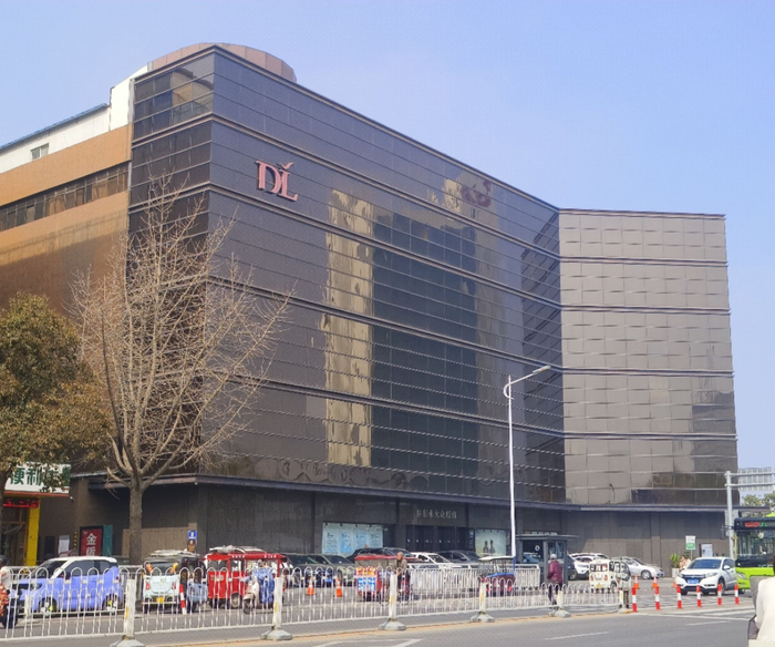 胖东来大众服饰店，“DL”为其标志