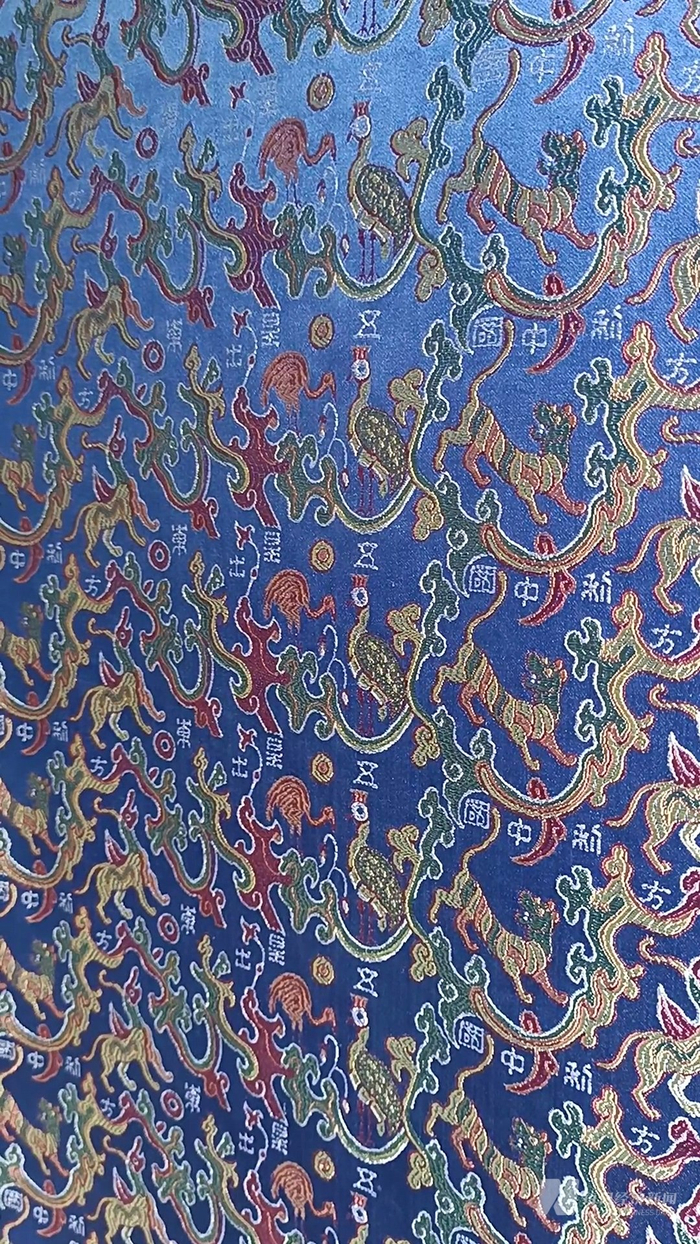 原织蜀锦将“五星出东方利中国”制造成旗袍面料 图片来源：每经记者 丁舟洋 摄