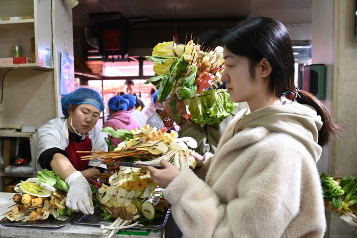 3月16日，游客前往天水市举办的“天水麻辣烫吃货节”现场品尝麻辣烫。新华社记者 范培珅 摄