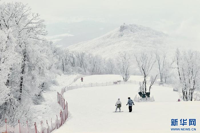 滑雪爱好者在吉林市万科松花湖度假区滑雪。 新华社记者 许畅 摄