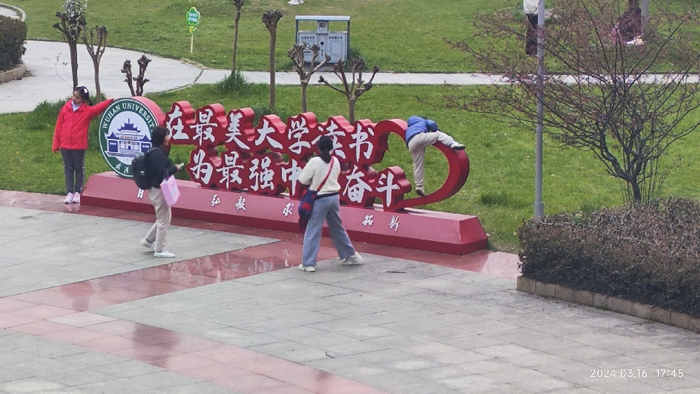 吸引游客前去名校打卡参观的原因，或许只和许愿有关。（图/受访者提供）          