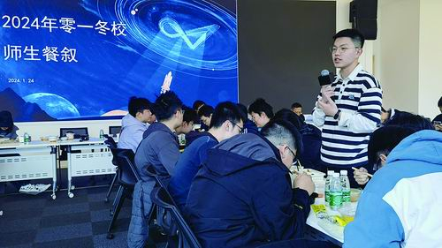 学生张淏东在师生餐叙会上发言。