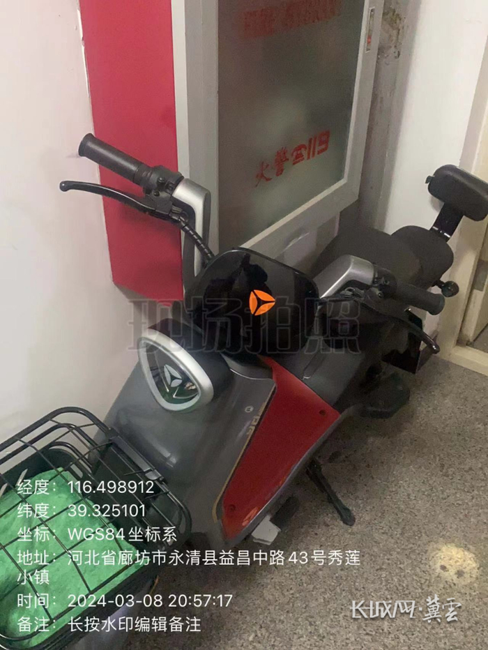 电动车上楼。反映人供图