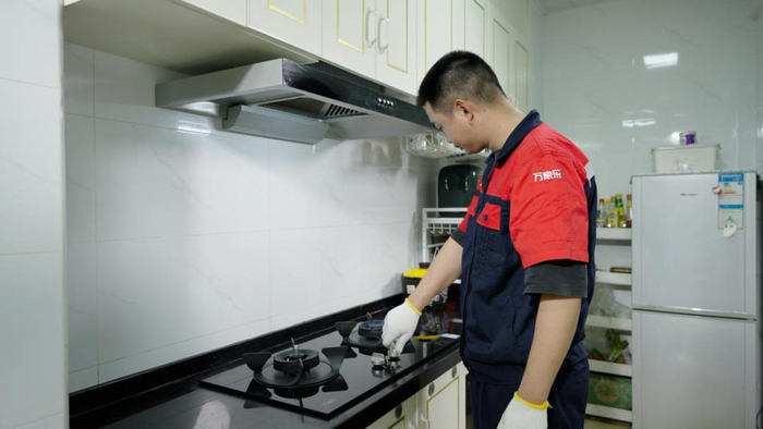 万家乐工作人员提供入户服务。