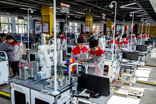 　　学生在机器人产业学院学习。（资料照片）