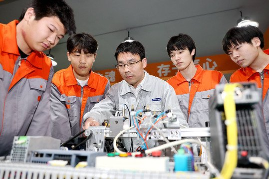 中国铸造大工匠、全国铸造行业最美科技工作者马艳东回母校分享技能成才经验。（资料照片）