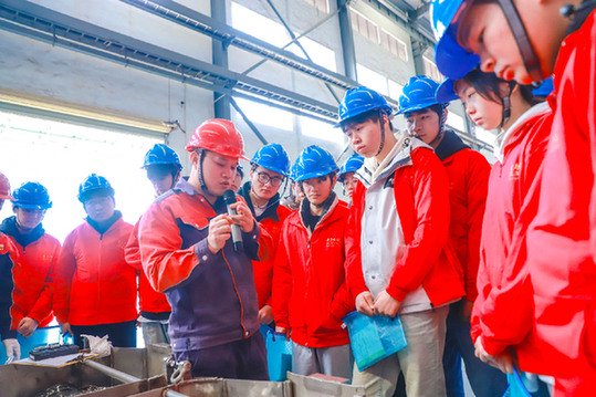 　　江西金力永磁科技股份有限公司稀有金属现场工程师产业学院开班仪式上，企业导师现场教学如何辨别铸片颜色。（资料照片）