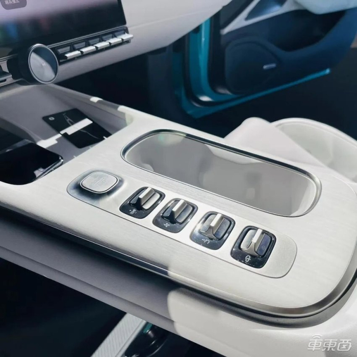 ▲小米SU7实体按键