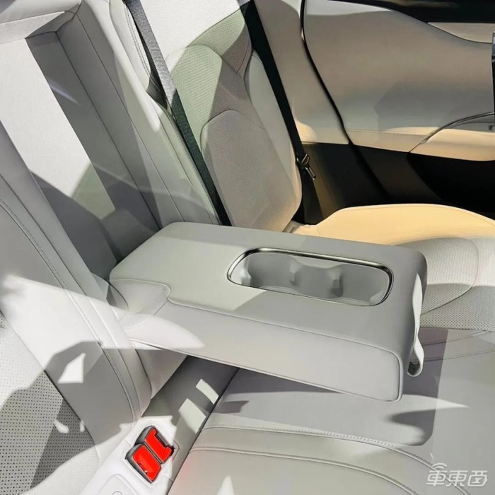 ▲小米SU7后排座椅