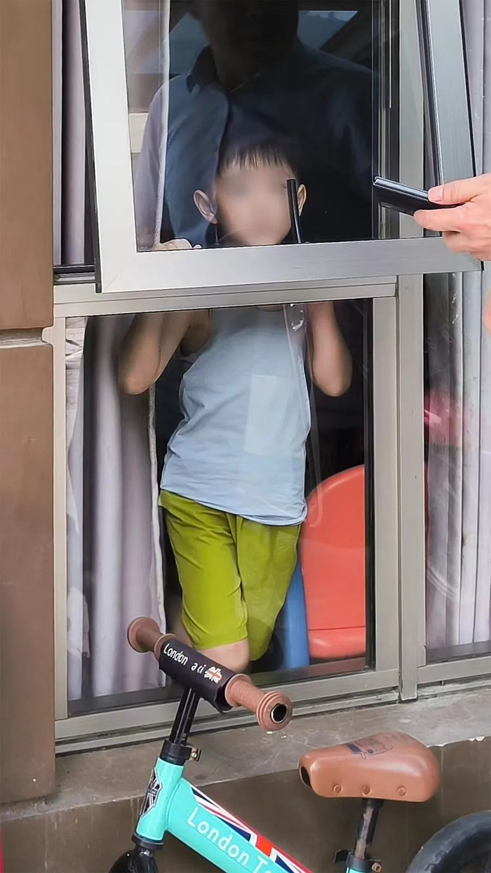 3月12日10时53分，孙大龙（SUNRESH）的儿子SUNLEIMAN在家中透过窗子向外张望。