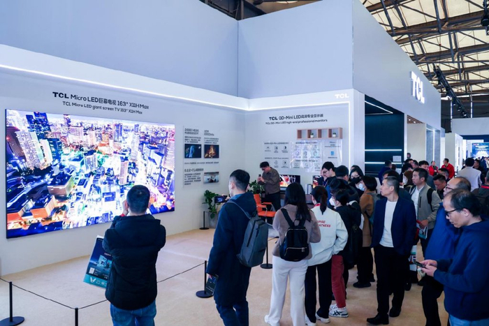 AWE现场的TCL 163英寸Micro LED电视。图/TCL