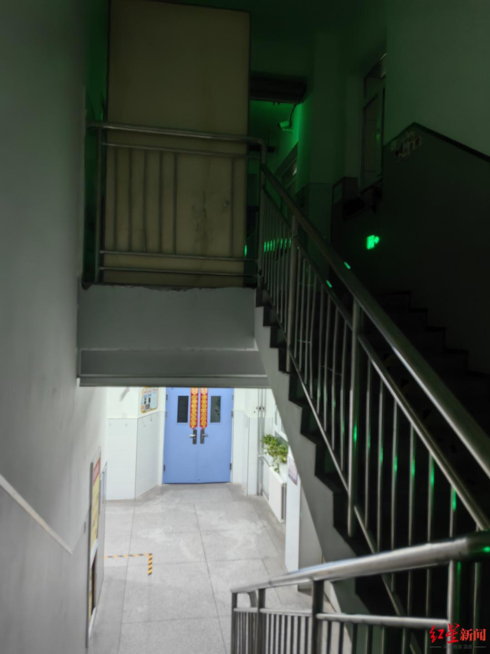 ▲事发地护栏被一块板子挡住。 受访者供图