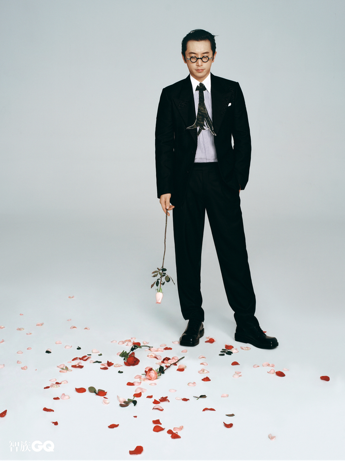 黑色西装 条纹衬衫 黑色西裤 均为 Fendi