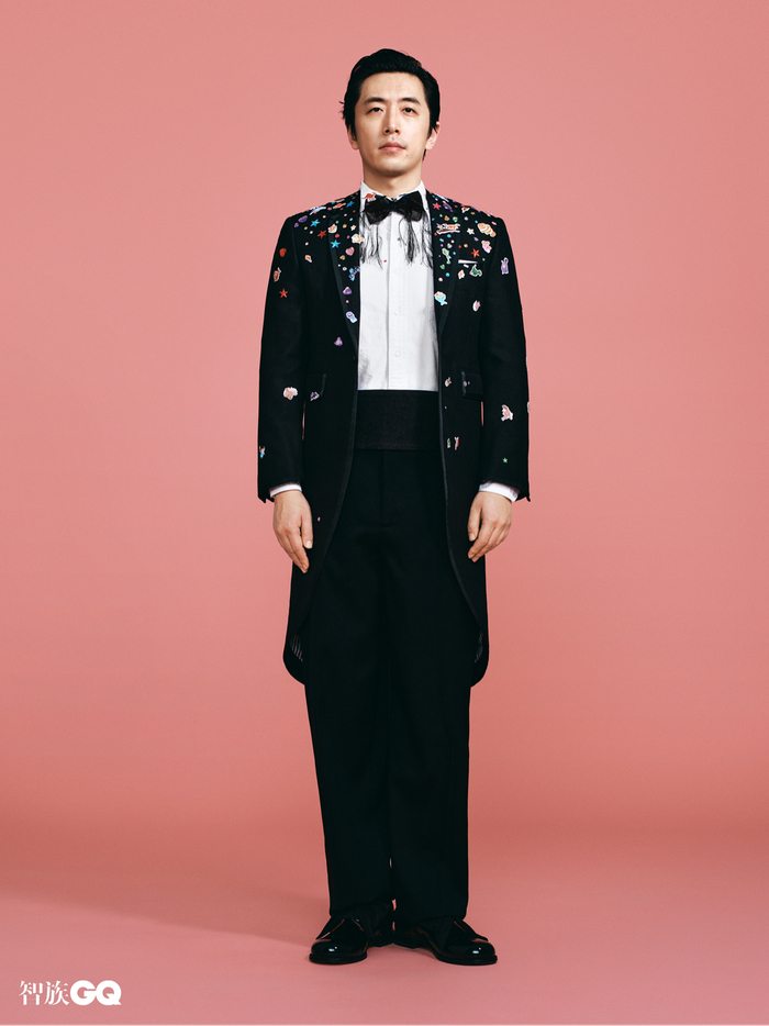 男士黑色西装大衣 白色衬衫 均为 Thom Browne