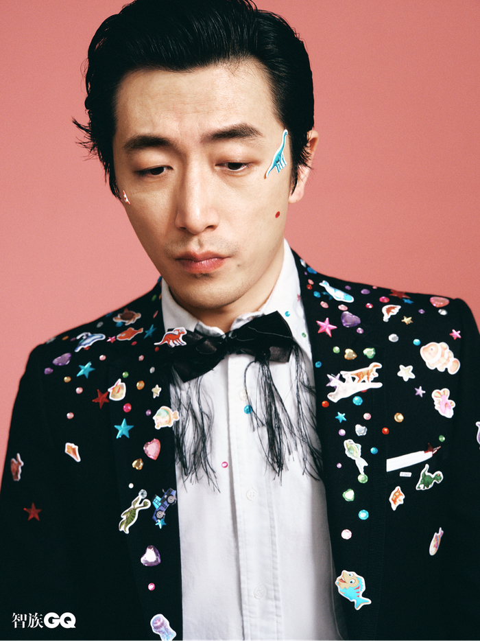 男士黑色西装大衣 白色衬衫 均为 Thom Browne