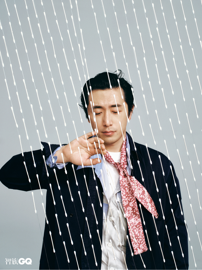 白色圆领T恤 淡紫色花卉领带 均为 Canali