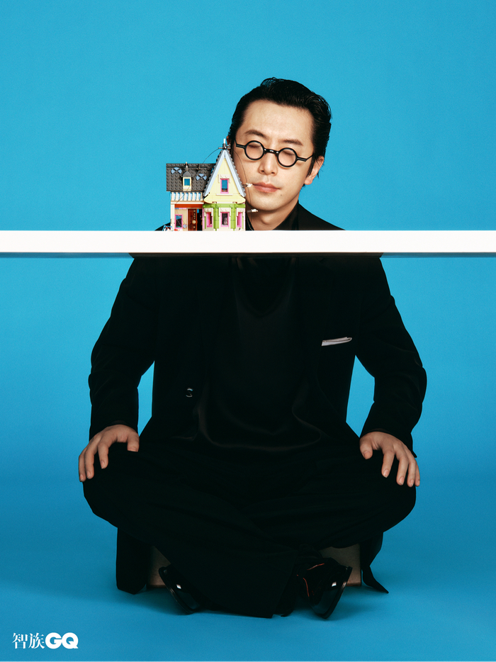 黑色休闲西服 黑色长裤 均为 Giorgio Armani