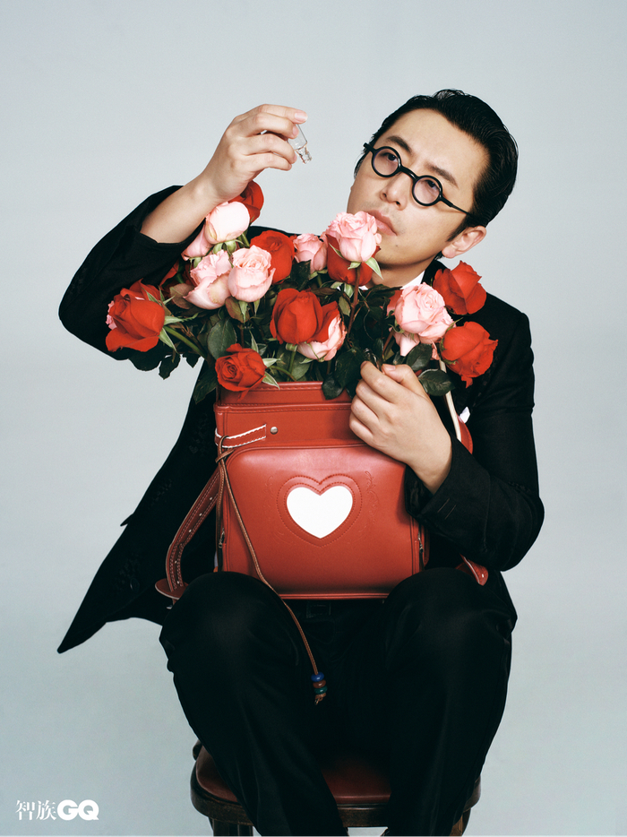 黑色西装 条纹衬衫 黑色西裤 均为 Fendi