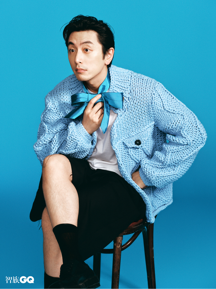 白色圆领T恤 蓝色手工针织衫 均为 Canali