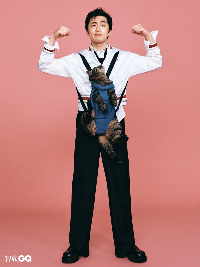 白色缎面拉链款套头夹克 白色长袖衬衫 黑色超阔腿长裤