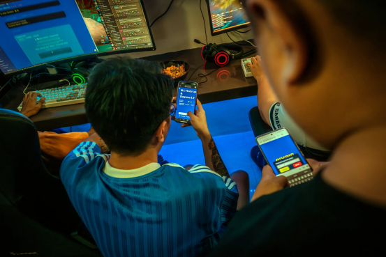 网吧内的小学生查看自己的加密钱包,来源：The New York Times