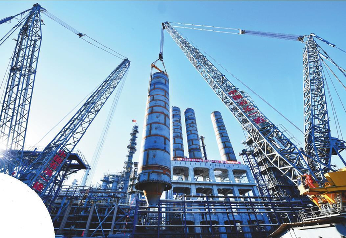         锦州石化公司40万吨/年针状焦项目现场，核心设备焦炭塔正在吊装。    本文图片均由本报记者崔治摄