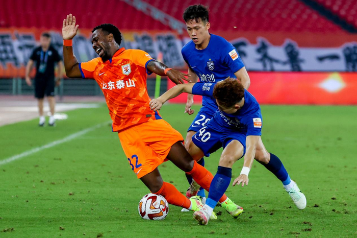 归化球员费南多（左）目前效力于山东泰山 图/中新图片 中新社记者 张畅 摄
