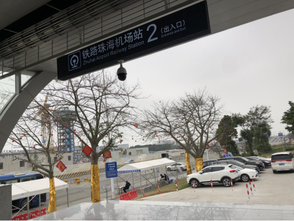 ▲乘坐接驳车到达