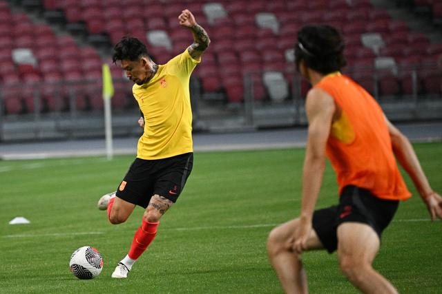 3月20日，中国队球员张琳芃（左）在训练中。新华社发（邓智炜摄）