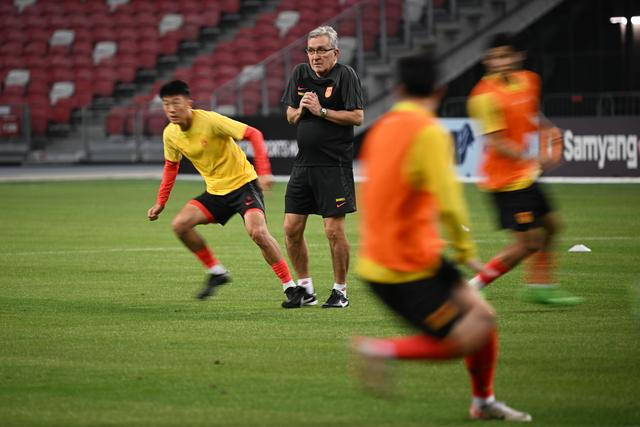 3月20日，中国队主教练伊万科维奇（左二）带领球队进行训练。新华社发（邓智炜摄）