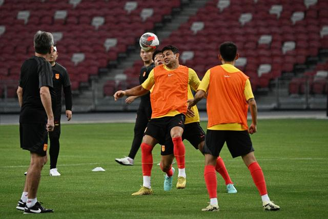 3月20日，中国队球员艾克森（中前）在训练中。新华社发（邓智炜摄）