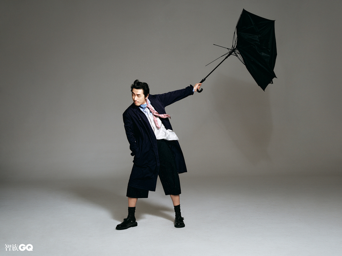 白色圆领T恤 淡紫色花卉领带 均为 Canali