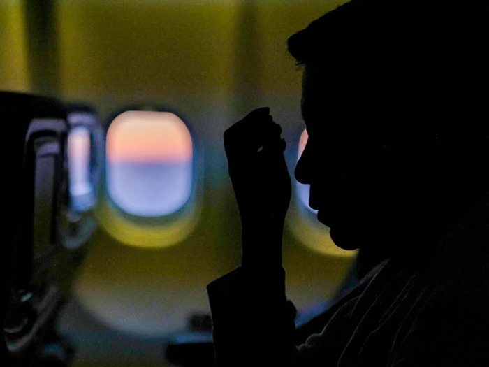 3月14日6时25分，CA978次航班马上降落，孙大龙擦去悔恨和激动的泪花。