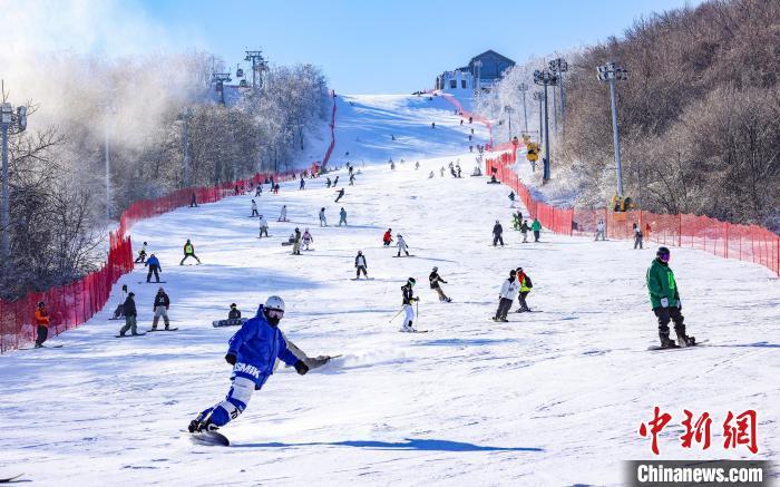 2023年11月,游客在吉林市万科松花湖度假区滑雪