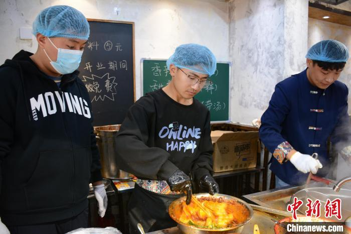 工作人员正在制作甘肃麻辣烫.吕妍 摄