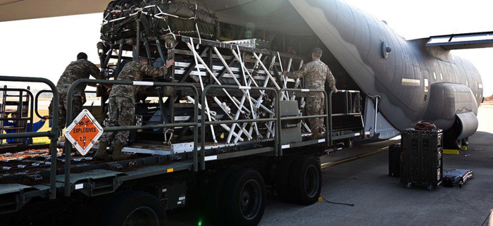 一架向货舱里装载“快速龙”托盘式导弹发射模块的C-130J 图片来源：美国空军