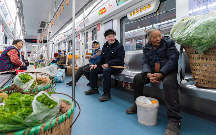 ▲重庆地铁上的农民和菜筐。图/IC photo
