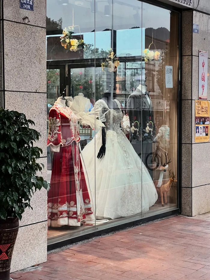 在崇义县阳岭大道上，开了不少与婚庆有关的店铺。