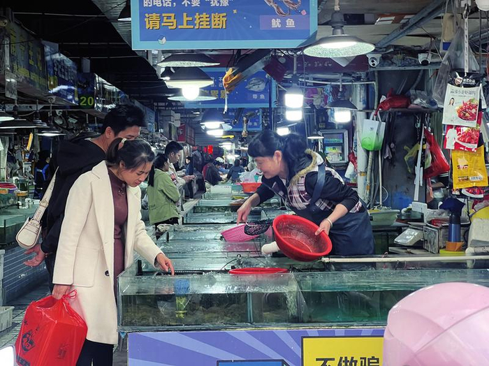     市民在淡村市场选购海鲜    本报记者宋延康 摄