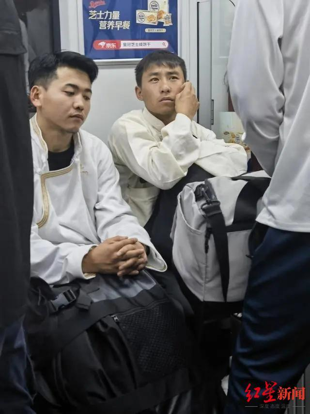 ▲球队去珠海参加足协杯资格赛途中。