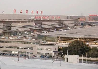 虹桥综合交通枢纽西交通广场综合提升项目正稳步推进，预计今年整体完成。本报记者 李茂君 摄