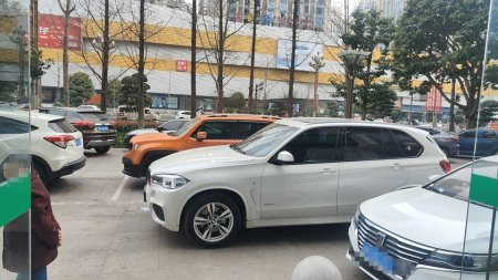 3月13日，商铺门口停了四排车。受访者供图