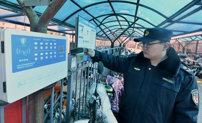 3月12日，安全生产检查人员在检查北京市大兴区天宫院街道居民区内的电动自行车充电设施。新华社记者 李欣 摄